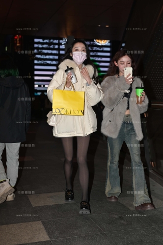 夜拍漂亮的冬装小姐姐