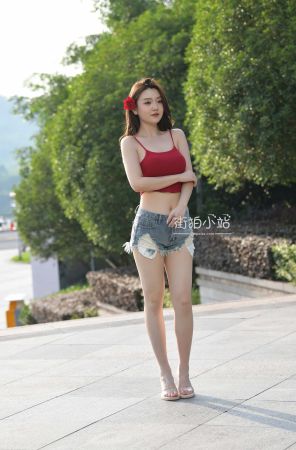 街拍热裤大白腿，小背心美女