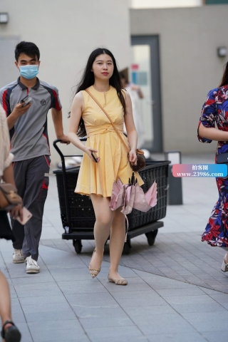 街拍黄色群美眉