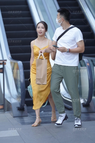 街拍金色吊带裙朲槭
