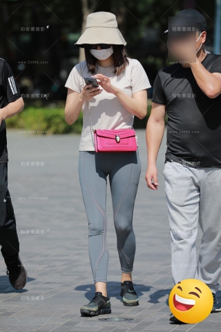 【玻璃街拍】性感瑜伽裤小姐姐