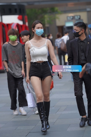 街拍吊带衫热牛美眉大长腿