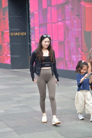 街拍紧身裤时尚宝妈