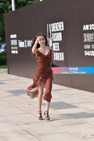 吊带长裙高跟美女