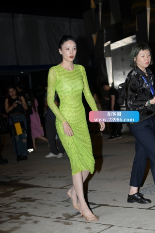 绿裙，曼妙身姿。