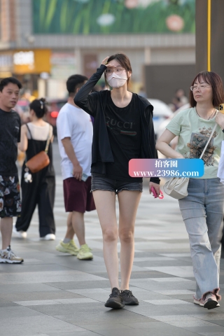 街拍热裤苗条眼镜妹~