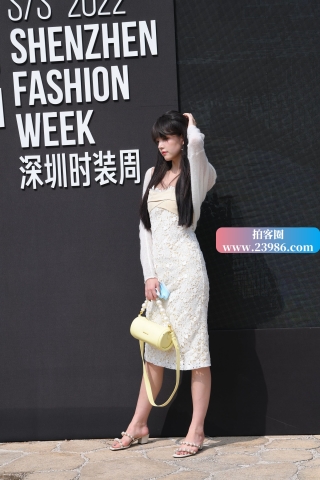 时装周的白裙美女
