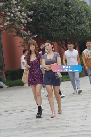 街拍灰色包臀短裙美女