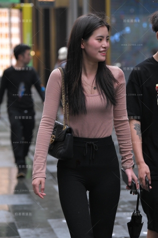 【视觉冲击赛贴】雨后的遇见，紧身黑裤小姐姐