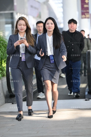 灰色丝制服工装汽车销售