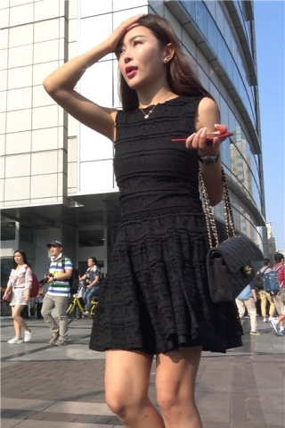 4k-黑色连衣裙高跟鞋街拍美女 [1.43 GB]（视频版）