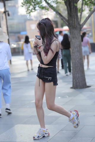 害羞的长腿女孩