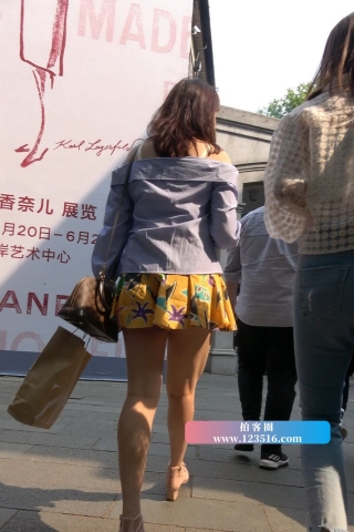 4K - 街拍性感小短裙街拍高跟长腿美女 [922 MB/MP4]（视频版）