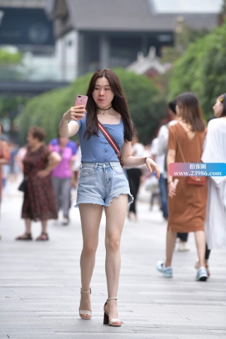 走路都不忘自拍的小姐姐