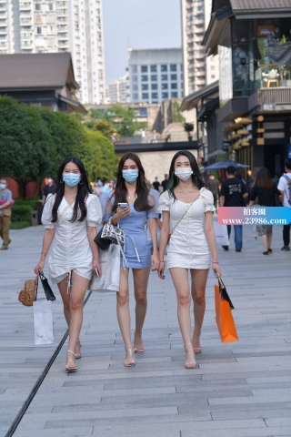 街拍蓝色裙美女跟她的俩闺蜜