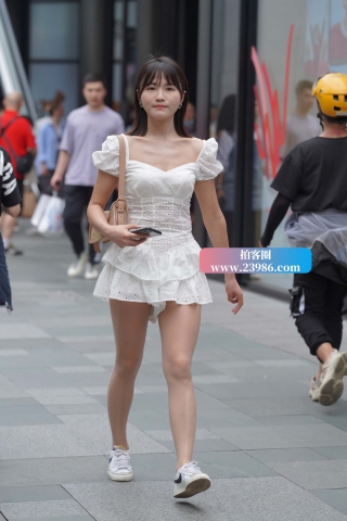 喜欢穿R丝的白裙女孩