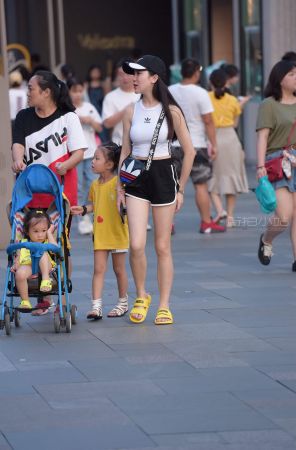 美女辣妈身材保持得完美