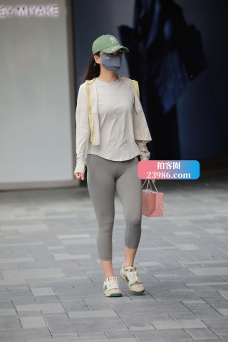 街拍绿色鸭舌帽紧身瑜伽裤美眉