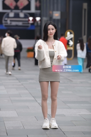 搭讪街拍喜欢穿R丝的甜美小姐姐