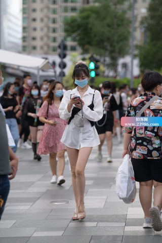 性感大长腿街拍美女