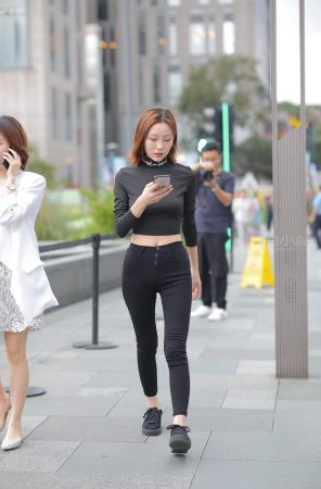 街拍苗条的紧牛短发美眉