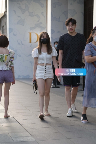 搭讪街拍短裙小姐姐