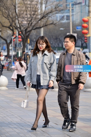 街拍黑丝短裙高跟鞋美女