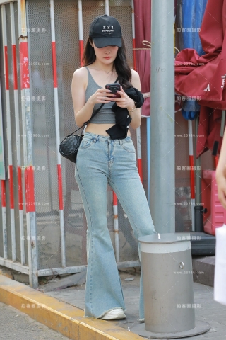 浅蓝紧身牛仔裤美女