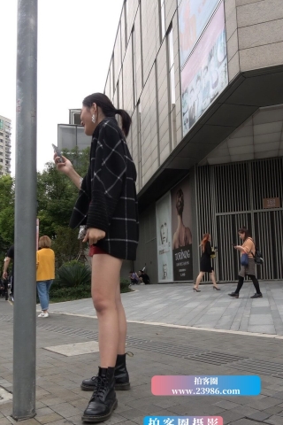 4K - 包臀短裙性感街拍美女 [1.66 GB/MP4]（视频版）