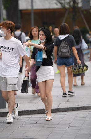 街拍白短裙女友