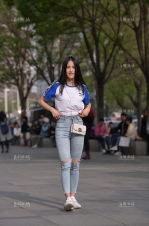 街拍紧身牛仔裤青春少女