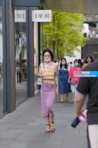 街拍紫色裹臀裙靓女