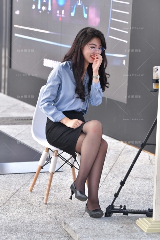 在直播卖车的黑丝女主播