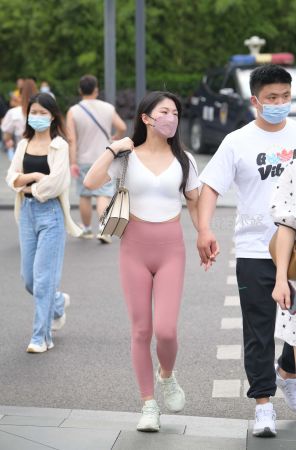 街拍粉色紧身裤女友