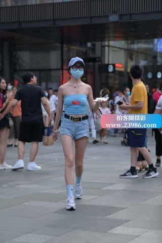 抹胸衣小姐姐！