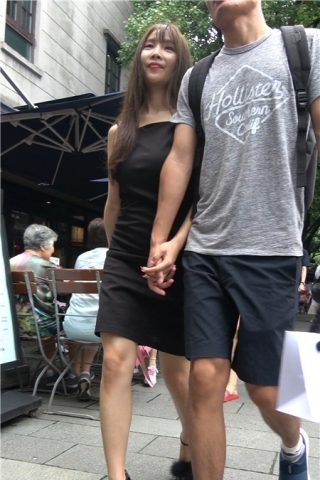 4K - 黑色吊带裙连衣裙街拍高跟美女跟男友挽手逛街[1.18 GB]（视频版）