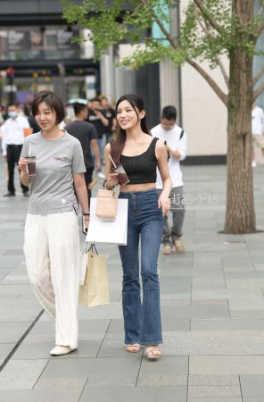 街拍蓝色牛仔裤大长腿美女