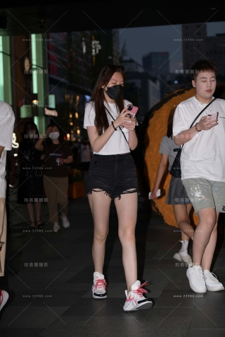 偶遇黑色热裤美眉