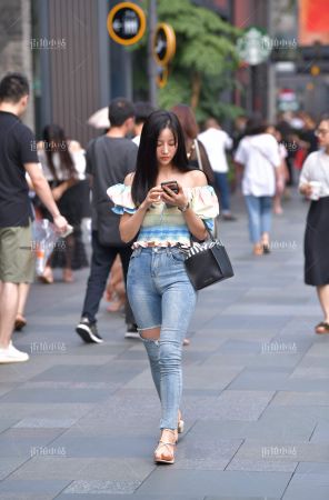 街拍紧身蓝色牛仔小姐姐