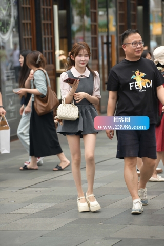 街拍喜欢穿R丝的甜美小妞