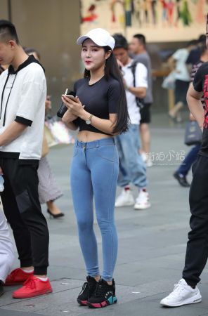 鸭舌帽、紧身裤美眉