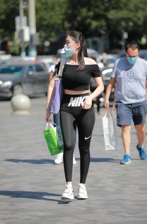 好大的“NIKE”标注，好身材街拍美女