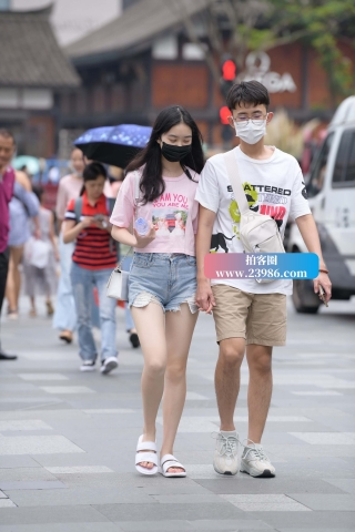 街拍眼镜小哥的粉色T恤女友