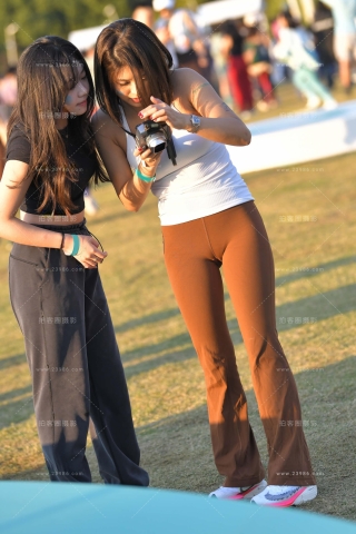 棕色紧身裤成熟美女