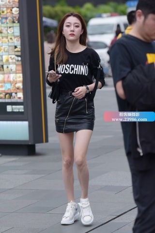 街拍皮短裙小姐姐