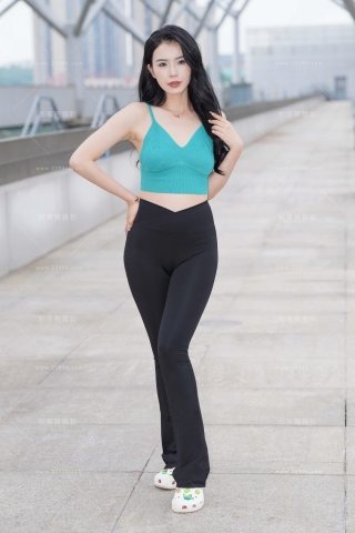 搭讪韵味紧身黑裤美女