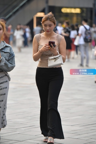 黑色长喇叭裤街拍美女
