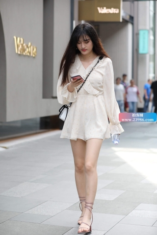 气质的米色群街拍美女