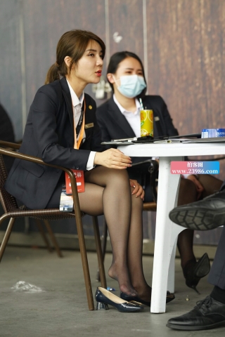 休息中的黑丝美女