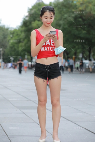 【玻璃街拍】性感黑色热裤小姐姐